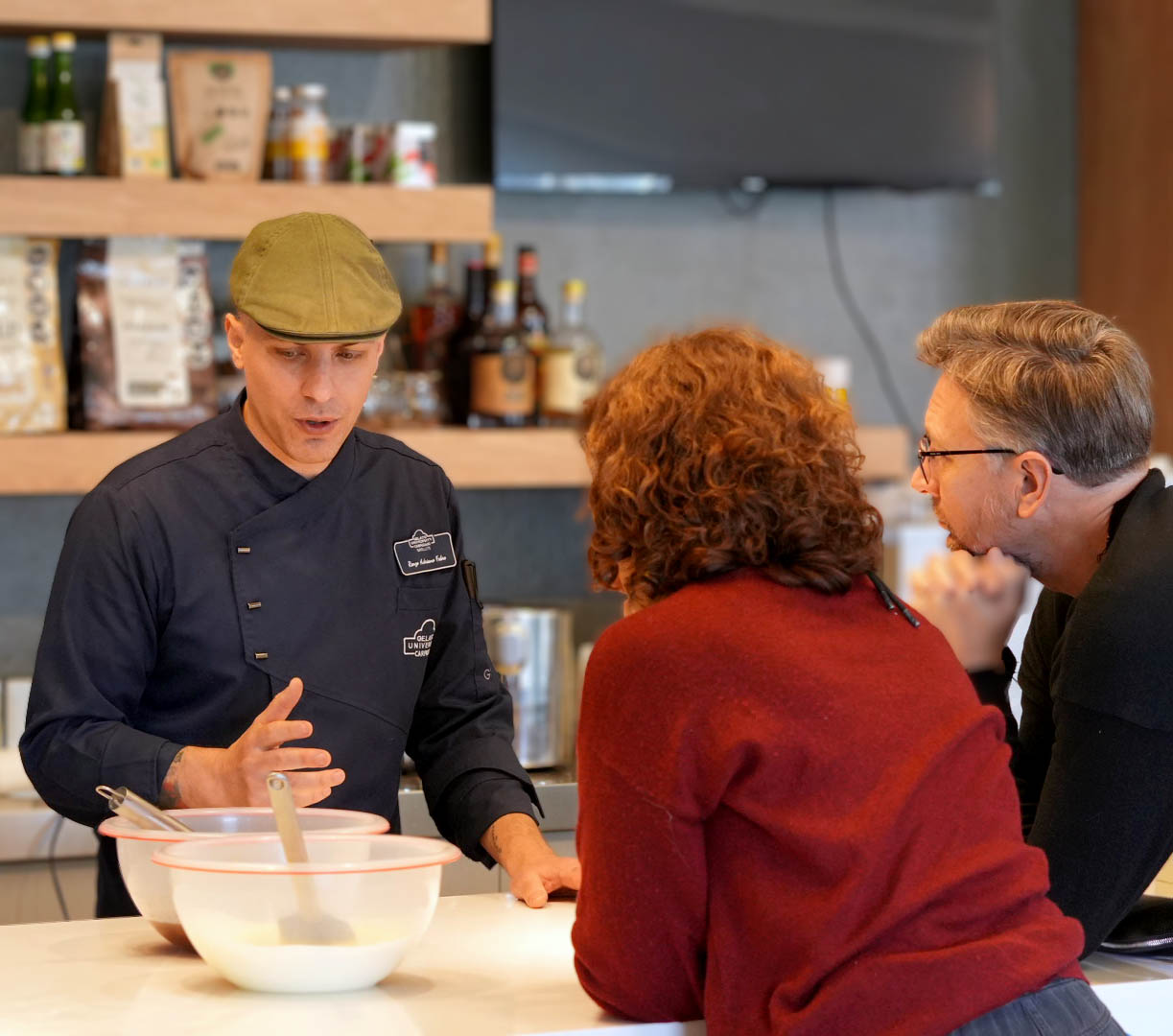 Renzo Fabro dictando una clase práctica de gelato